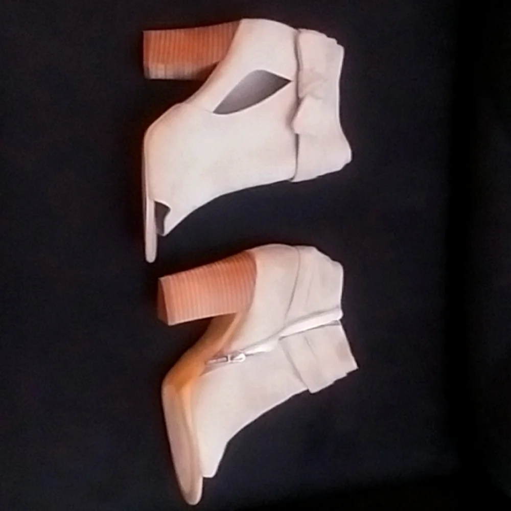 Nine West 8.5 heels - Picture 1 of 3